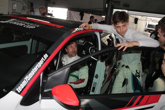 Markus Winkelhock nimmt Platz im VW von Daniel Gregor (Foto Michael Sonnick)
