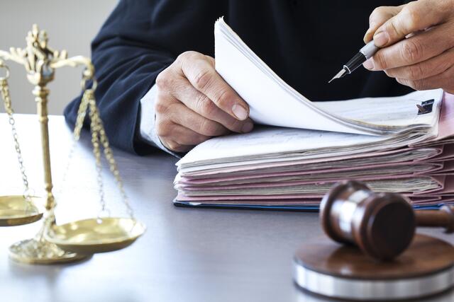 Anwalt Arbeitsrecht Kaiserslautern: Nicht jede Rechtsangelegenheit muss vorm Arbeitsgericht landen. Die Rechtsanwälte versuchen, steht die beste Möglichkeit zu finden.