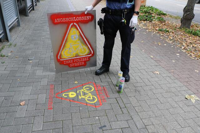 Alexander Lehmann von der AG Fahrrad der Polizei in Speyer sprüht die Symbole auf den Gehweg vor dem Fahrradparkhaus am Hauptbahnhof | Foto: Heike Schwitalla