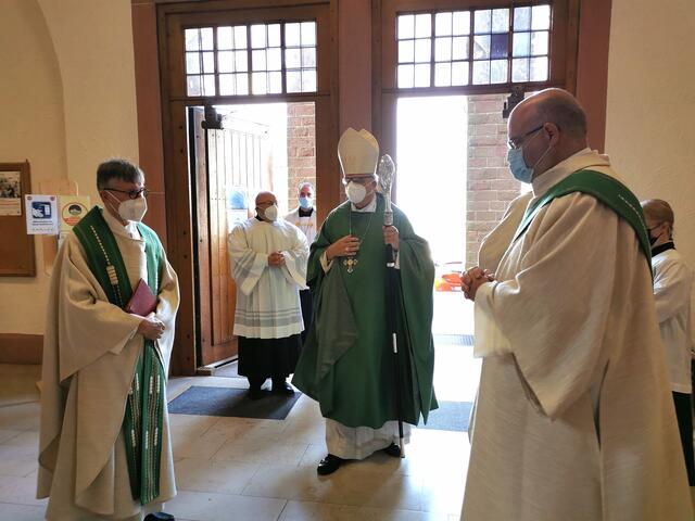Ohne Maske geht auch in der Kirche nichts. Daran hielten sich auch Domkapitular Hundemer, Bischof Wiesemann und Diakon Jürgen Rubeck (von links) beim Einzug in St. Pirmin. Foto: Kling-Kimmle