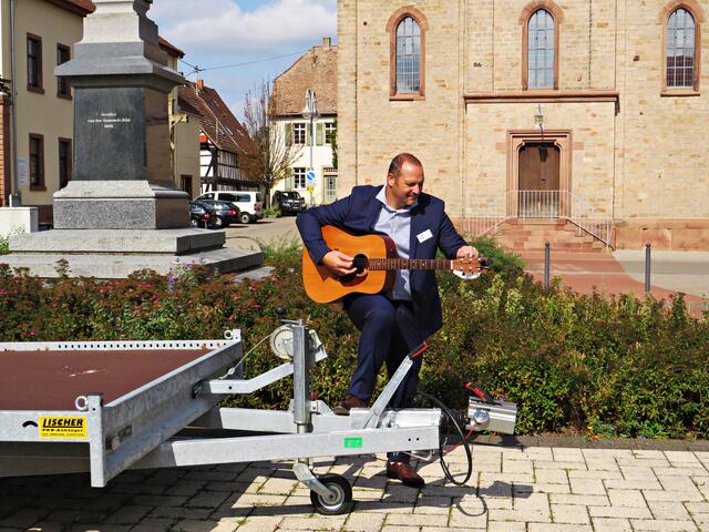 Der Chef stimmt sein Gitarre | Foto: Brigitte Melder
