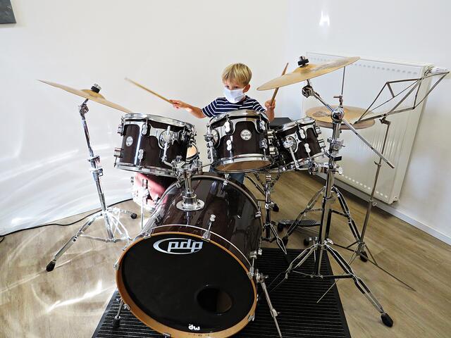 Jan Klehr begeisterte sich für das Schlagzeug | Foto: Brigitte Melder