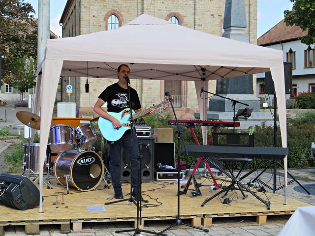 Thiemo Gerrit hier noch als Solist, später mit Band | Foto: Brigitte Melder