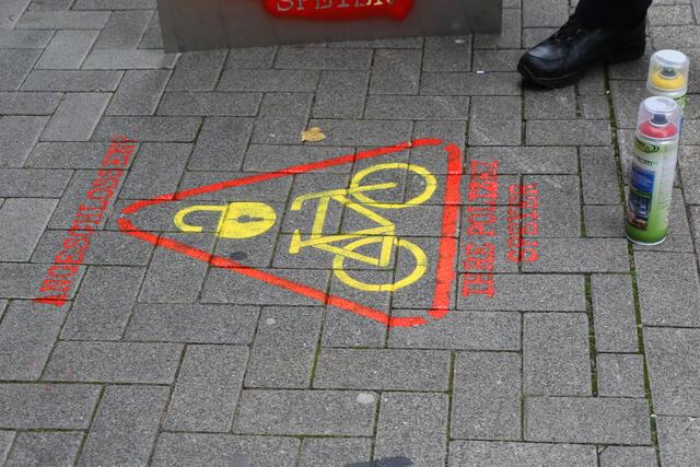 Alexander Lehmann von der AG Fahrrad der Polizei in Speyer sprüht die Symbole auf den Gehweg vor dem Fahrradparkhaus am Hauptbahnhof | Foto: Heike Schwitalla