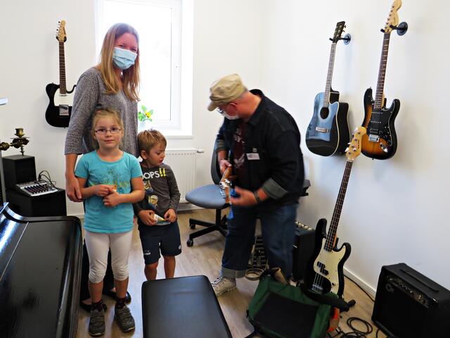 Schnuppertag in der Musikschule. Welches Instrument wird es wohl werden? | Foto: Brigitte Melder