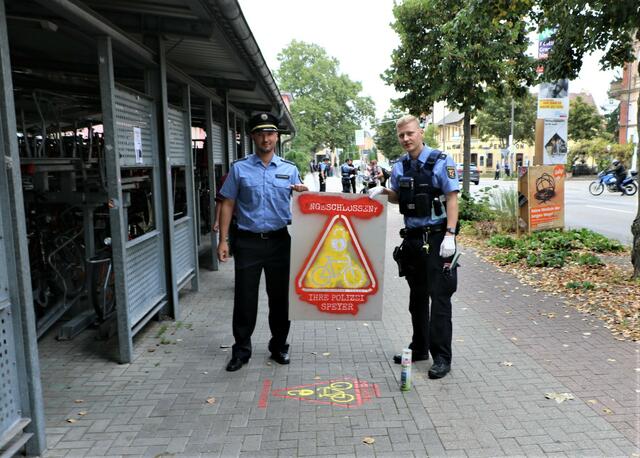 Kristof Brockmann. Leiter der Polizeiinspektion Speyer, (links) und Alexander Lehmann von der AG Fahrrad der Polizei,  (rechts) mit der Sprühschablone | Foto: Heike Schwitalla