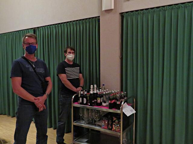 Getrunken wird immer, helfen bei den Getränken | Foto: Brigitte Melder