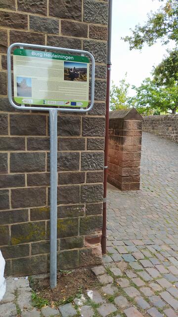 Neue Infotafel an der Burg Neuleiningen. | Foto: Leiningerland. Das Tor zur Pfalz e. V.