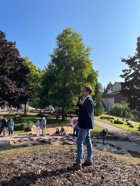 Benjamin Burckschat bei seiner Ansprache: „Ihnen allen gebührt unser Dank und letztlich Anerkennung für diesen neuen Gewinn in Annweiler“ | Foto: Stadt Annweiler