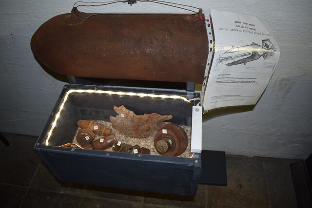 Von der originalen Bombe ist der Bodenabschluss mit Zünder und die Verschlusskappe vorn zu sehen | Foto: B. Bender