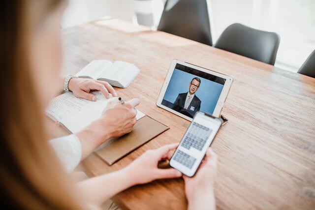 Fotolegende: Ein Gottesdienst von Jehovas Zeugen in digitaler Form