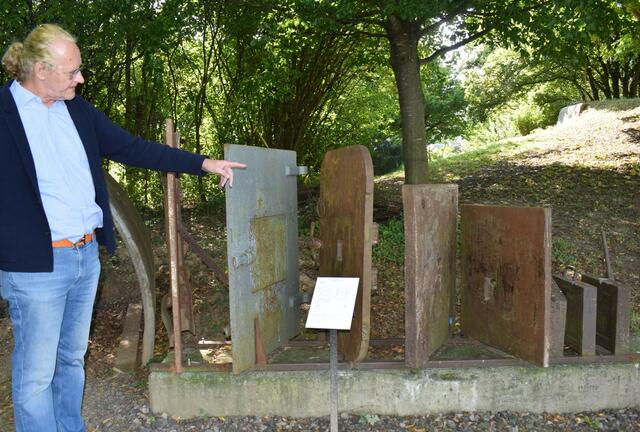 Museumsleiter Martin Galle kennt sich auch mit Bunker-Türen aus | Foto: B. Bender