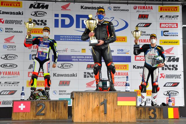 Marc Moser (Dieburg/Yamaha) in der Bildmitte gewann in Oschersleben ein Rennen (Foto Hermann Rüger)