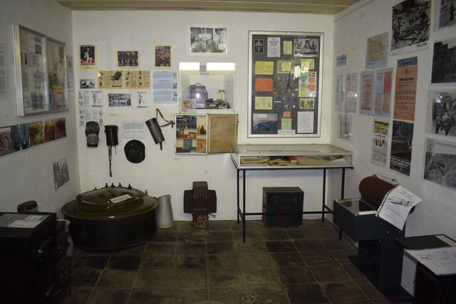 Informationen anhand Infotafeln, Zeitungsausschnitten, Fotos, Bauplänen, Dokumenten | Foto: B. Bender