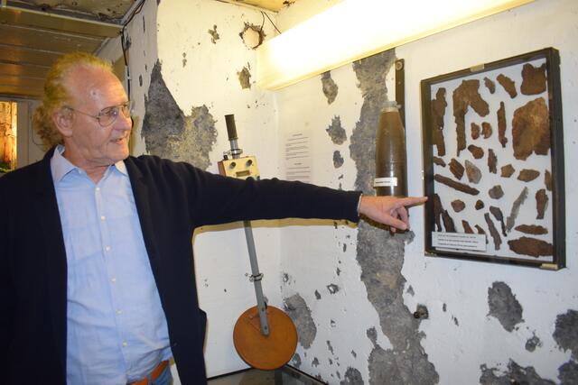 Westwall-Experte Martin Galle zeigt Fundstücke | Foto: B. Bender