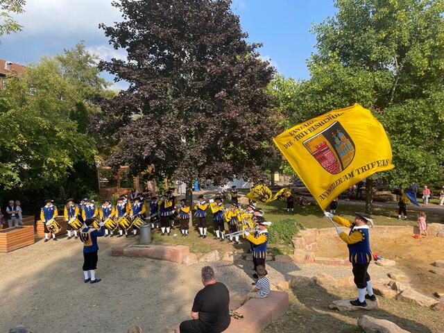 „Danke, dass ihr da wart und den Ambert Park miteröffnet habt“ – Die Trifelsherolde am Generationentreffpunkt | Foto: Stadt Annweiler