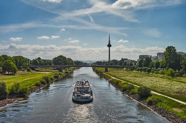 Urban Impressions Mannheim: Neckar mit Fernsehturm | Foto: Christian Gaier