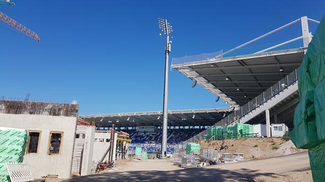 Blick auf das Stadion von der Seite der neuen Haupttribüne | Foto: www.jowapress.de