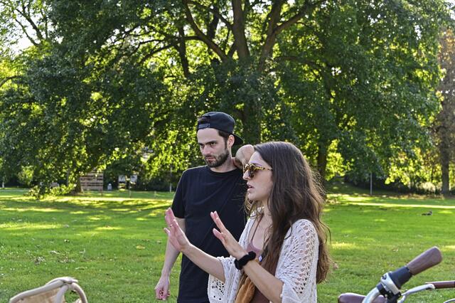 7. Station: Friedrich-Ebert-Park, Delia Rothas und Andreas Heinrich bei einer Erklärung | Foto: Ilona Schäfer