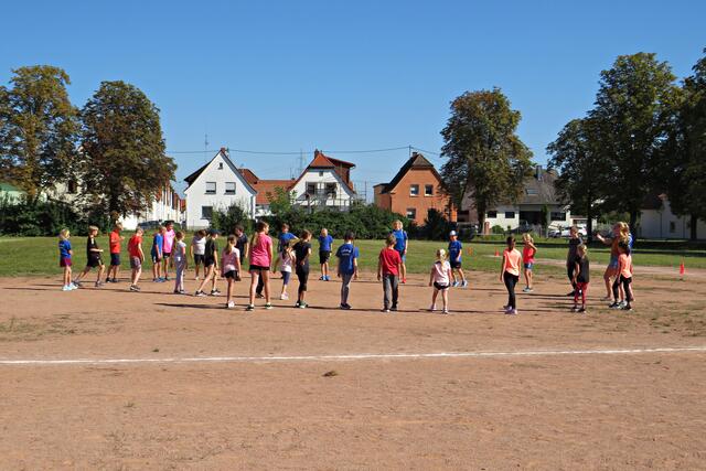 Beim Aufwärmen die große Gruppe der Kleinsten | Foto: Brigitte Melder