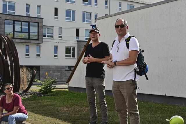 Begrüßung der Radler, Christoph Keimes und Torsten Kleb   | Foto:  Ilona Schäfer