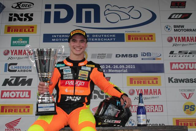 Der Mannheimer Dirk Geiger (KTM) freut sich über den IDM-Sieg beim Finale in Hockenheim (Foto Michael Sonnick)