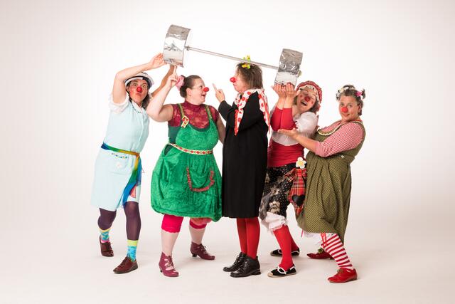 Ganz schön bunt hier: Fluse inmitten ihrer Kolleginnen von Xundlachen.  Foto: Susanne Lencinas