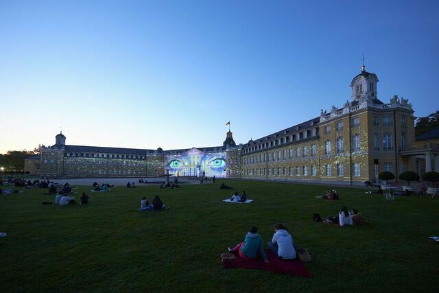 Nur noch bis zum 3. Oktober wird allabendlich die Barockfassade des Karlsruher Schlosses mit spektakulären und "Projection Mappings" bespielt. Nur noch bis zum 17. September dazu Naturkundemuseum, KIT-Bibliothek, Turm der Volkswohnung und der Stephanienbrunnen Stationen des begleitenden Lichterfests in der Stadt 
Infos und Programm unter www.schlosslichtspiele.info | Foto: KME/Jürgen Rösner