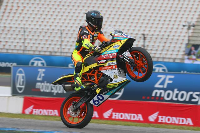 KTM-Pilot Dirk Geiger (Mannheim) mit einem Wheelie nach seinem Sieg beim Heimrennen auf dem Hockenheimring (Foto Thomas Haas)