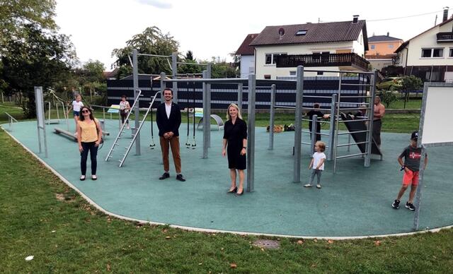 MdL Erwin Köhler und Stadträtin Melanie Veith zu Besuch bei der Calisthenics-Anlage in Eppingen-Elsenz | Foto: D. Wagner