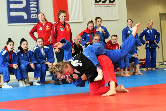 Lea Schmid wird von Luise Malzahn geworfen | Foto: JSV Speyer