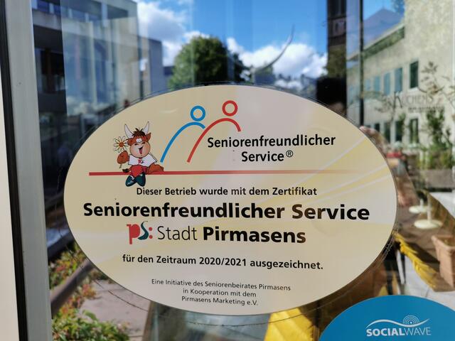 Viele Dienstleister in Pirmasens „schmücken“ sich gerne mit dem Prädikat „Seniorenfreundlicher Service. Foto: Kling-Kimmle