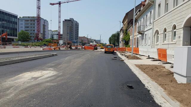 Breite Gehsteige, Grünfläche und Bereich für Bäume, aber keine Haltemöglichkeit für Lieferanten und andere | Foto: www.jowapress.de