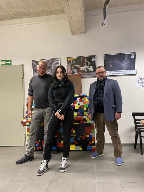 FDP-Landtagsabgeordneter Christian Jung besuchte die Musik- und Kunstschule in Bruchsal. Für ein großes Porträtmalprojekt hatte Lena Mildenberger den liberalen Politiker gemalt. Kunstschulenleiter Tom Naumann führte Jung durch die offenen Werkstätten und den Kunsthof in Bruchsal.