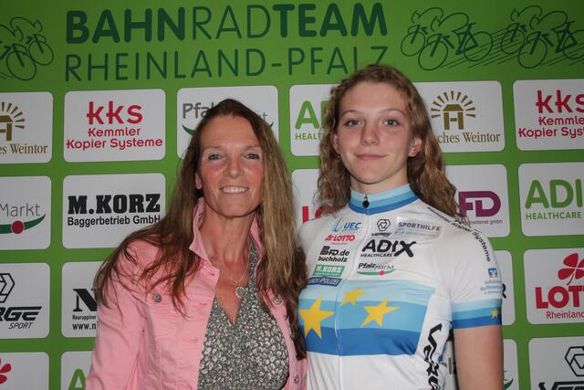 Die 20-jährige Alessa-Catriona Pröpster mit ihrer Mutter (Foto Michael Sonnick)