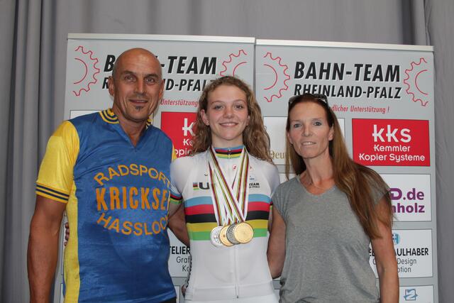 Die 20-jährige Alessa-Catriona Pröpster mit ihren Eltern (Foto Michael Sonnick)