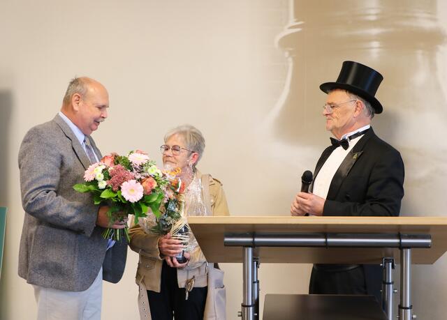 Dieter Lüdecke (GBV) überreicht die Auszeichnung an Edith Rund - rechts der scheidende 19. Bellheimer Lord Lothar Becht | Foto: Heike Schwitalla