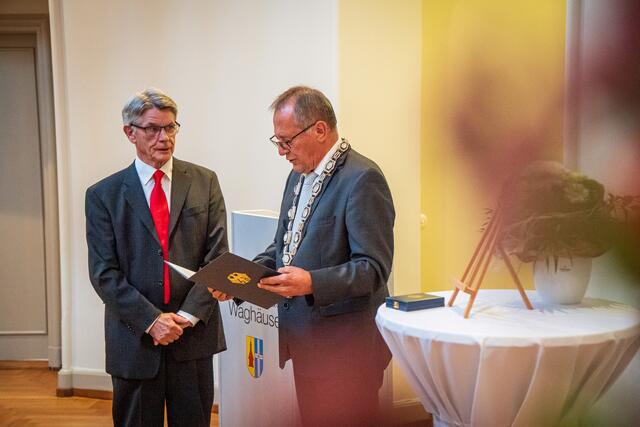 Waghäusels Oberbürger Walter Heiler überreicht das Bundesverdienstkreuz an Roland Herberger | Foto: David Heger
