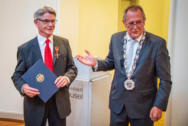 Waghäusels Oberbürger Walter Heiler überreicht das Bundesverdienstkreuz an Roland Herberger | Foto: David Heger