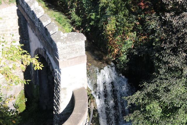 Blick von den  Rosenobel-Gärten auf den Tunnel der Eisenbahnlinie mit Wasserfall | Foto: Franz Walter Mappes