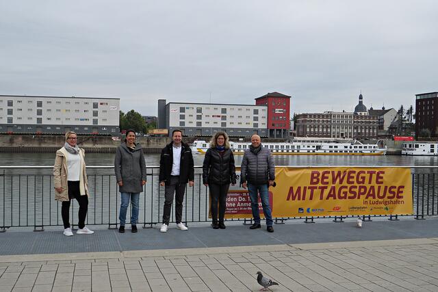 Gruppenbild der Macher und Macherinnen zum Abschluss mit Taube | Foto: Brigitte Melder