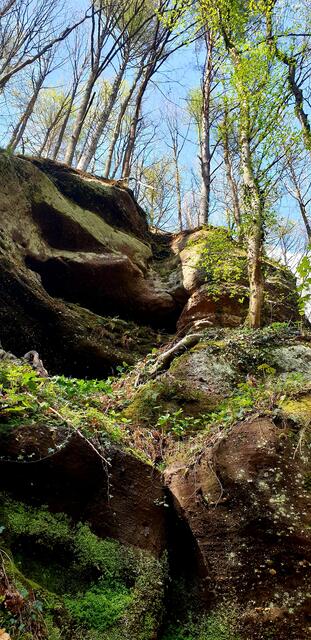 Vorbei geht es auf dem Teufelspfad an großen Felsformationen | Foto: Jens Vollmer