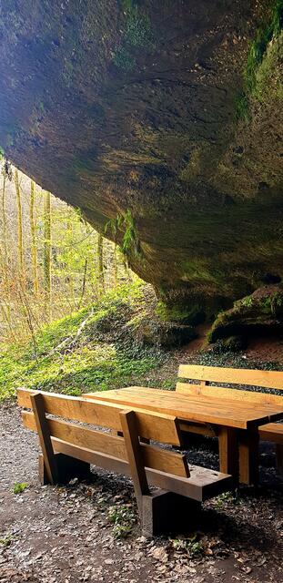 Eine Tischgruppe unter dem Hühnerfels lädt auf dem Teufelspfad zum Verweilen ein | Foto: Jens Vollmer
