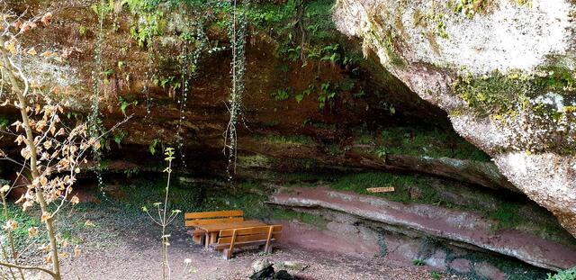Der Hühnerfels auf dem Teufelspfad bietet schon fast höhlenartigen Unterschlupf | Foto: Jens Vollmer