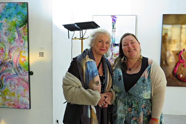 Sabine Wick-Schilling und die Künstlerin Nadine Ajsin | Foto: Brigitte Melder