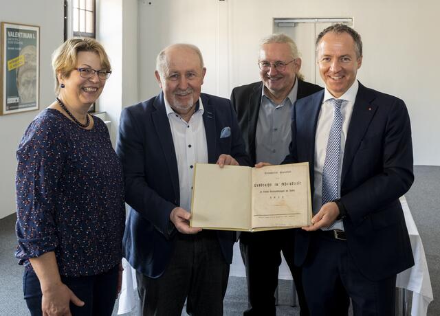 Übergabe der restaurierten Schriften: Buchrestauratorin Petra Brickmann, Werner Schineller, Vorstandsvorsitzender der Stiftung des Historischen Museums der Pfalz und Vorsitzender des Historischen Vereins der Pfalz, Dr. Armin Schlechter, Leiter der Abteilung Sammlung im Landesbibliothekszentrum Rheinland-Pfalz, und Oliver Kolb, Vorstandsmitglied der Sparkasse Vorderpfalz und Vorstandvorsitzender der Stiftung der ehemaligen Kreis- und Stadtsparkasse Speyer (v.l.n.r.) | Foto: Historisches Museum der Pfalz/Klaus Venus