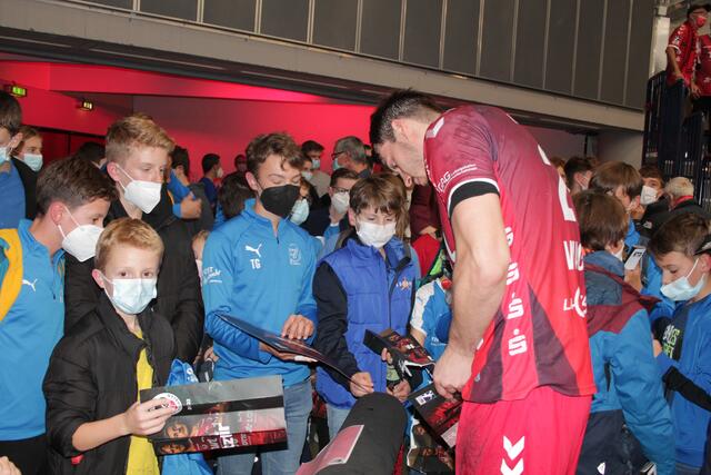 Hendrik Wagner gibt dem Nachwuchs der TSG Wiesloch Autogramme (Foto Michael Sonnick)