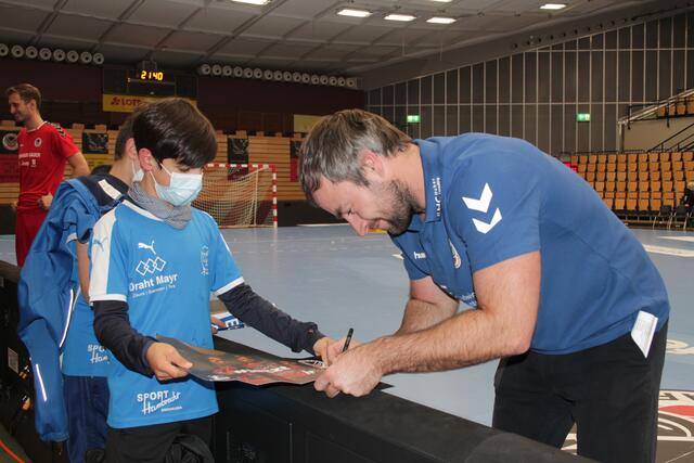 Eulen-Trainer Ceven Klatt gibt nach dem Spiel Autogramme (Foto Michael Sonnick)