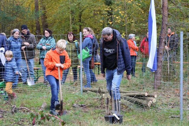 Die Weingartener Baumpaten schreiten zur Tat | Foto: Heike Schwitalla