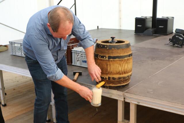 Am Samstag wurde in Kandel der Oktobermarkt mit einem Fassanstich durch den 1. Beigeordneten der Stadt, Michael Gaudier, feierlich eröffnet. | Foto: Heike Schwitalla